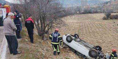 Kontrolden çıkan otomobil tarlaya uçtu; 2 yaralı