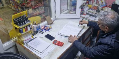 Hayırsever çift, mahalle bakkalındaki 230 bin liralık veresiye borcunu ödeyerek 50 ailenin borcunu sildi