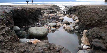 Yılın en kısa gününde deniz suyu çekildi, sağanak yağmur sahili tahrip etti