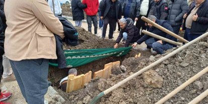 Evinde vahşice öldürülen kadın toprağa verildi