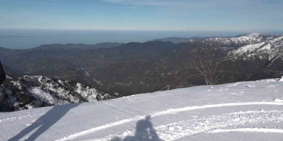 Rize’nin denizi gören zirvesinde kar keyfi