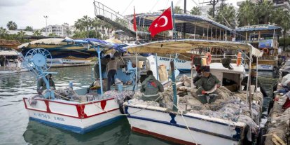 Mersin’de balıkçılara ekipman desteği sürüyor