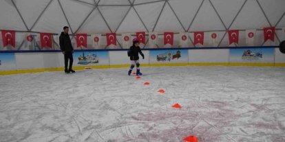 Keçiören’de ücretsiz buz pateni pisti yoğun ilgi görüyor