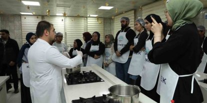 Büyükşehir KAYMEK’ten yabancı öğrencilere Kayseri Yemekleri Kursu ve Yağlama etkinliği