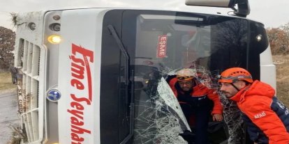 Uşak’ta yolcu taşıyan midibüs yan yattı: 5 yaralı