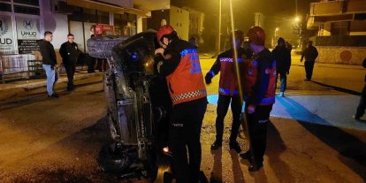 Gazı takılı kalan otomobil beton çite çarparak yan yattı