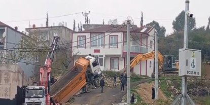 Yük boşaltan kamyon askıda kaldı