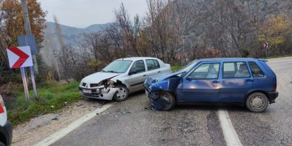 Kontrolden çıkan otomobil karşı yönden gelen otomobile çarptı, 1 yaralı