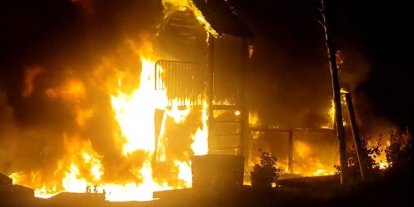 Üşümemek için ateş yaktılar, çocuk parkını küle çevirdiler