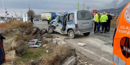 Tır ile hafif ticari aracın çarpıştığı kazada yaşlı adam hayatını kaybetti