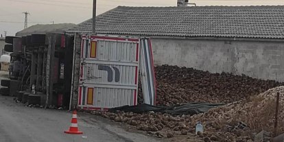 Karapınar’da pancar yüklü tır devrildi: 1 yaralı