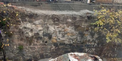 Eyüpsultan’da inşaattaki çalışma park halindeki araca zarar verdi