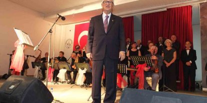 82 yaşındaki emekli müsteşar koro şefliği yapıyor