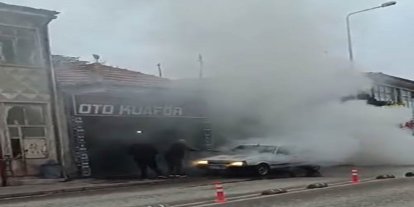 Seyir halindeki otomobil yandı, esnaf yardıma koştu
