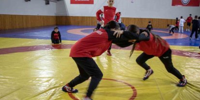 Şampiyon güreşçi Nesrin Baş, Tokat’ta kız çocuklarına örnek oldu