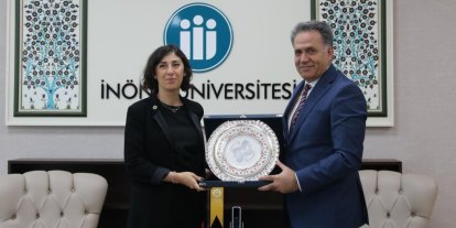 İsmet İnönü’nün torunu Zeynep Bilgehan’dan Rektör Akpolat’a ziyaret