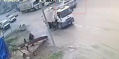 Karabük’te kaza anı ve tehlikeli yolculuk kameraya yansıdı