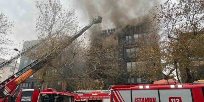 Bağdat Caddesi’nde çatı katında çıkan yangın büyüdü, 2 bloklu bina küle döndü