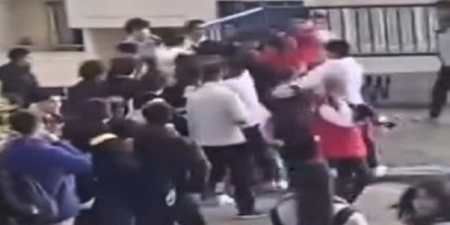 İzmir’de öğrenciler birbirine girdi: Sokak boks ringine döndü