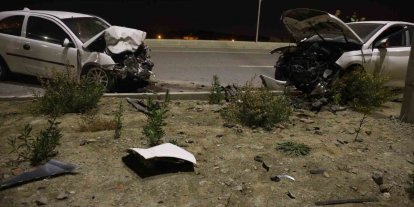 Kafa kafaya çarpışan otomobiller hurdaya döndü: 2 yaralı