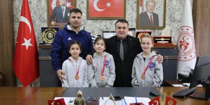 Dereceye giren minik yüzücülerden Bilecik’e gurur