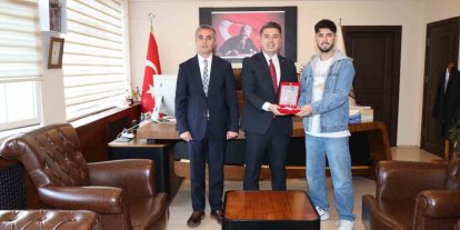 Sanatıyla Karacasu’ya değer katan öğrenci plaketle onurlandırıldı