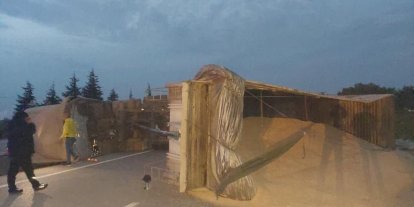 Bandırma-Susurluk karayolunda TIR devrildi: Yol bir süre trafiğe kapandı