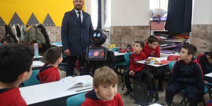 Çocuklar şivlilikle paylaşmayı ve zorbalığın kötülüğünü okula gelen robottan dinledi