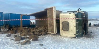 Kars'ta Yük Treni Kamyon ile Çarpıştı: 1 Ölü