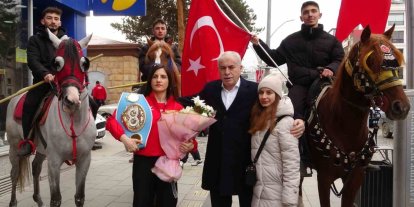 Dünya Boks Şampiyonu Turhan, memleketi Bayburt’ta davul zurnayla karşılandı