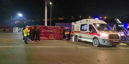 Otomobille çarpışan ambulans devrildi: 3 sağlık çalışanı yaralandı