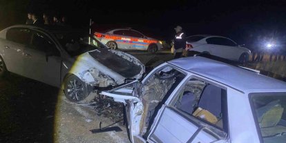 Siverek’te otomobiller kafa kafaya çarpıştı: 2’si ağır 7 yaralı