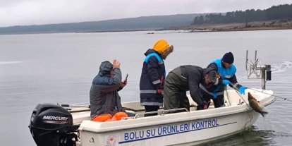 Bolu’da gölün ortasında 500 metrelik kaçak ağ ele geçirildi