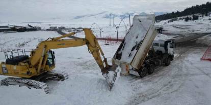 Sarıkamış’ta ''Asker Heykellerin'' Yapımı İçin Kar Taşınıyor