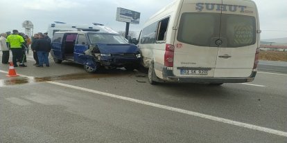 Minibüslerin çarpıştığı kazada 7 kişi yaralandı