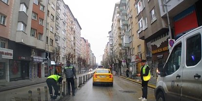 Çakılmasıyla tepki çeken dubalar belediye tarafından söküldü