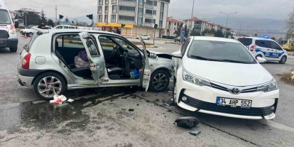 Erzincan’da iki otomobil çarpıştı: 2 yaralı