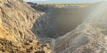 Devasa çukur kazıp tarihi eser aradılar