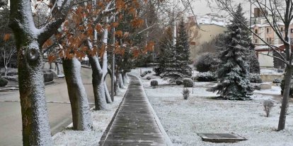 Eskişehir güne kar sürpriziyle uyandı