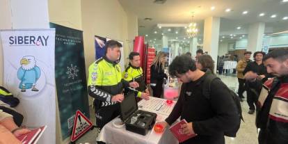 Kars’ta Üniversite Öğrencilerine Trafik Araç ve Gereçleri Tanıtıldı