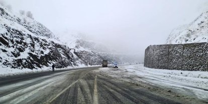 Diyarbakır’da kar yağışı etkili oldu, bazı araçlar yolda kaldı