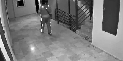 Kurye sipariş getirdiği binaya tuvaletini yaptı