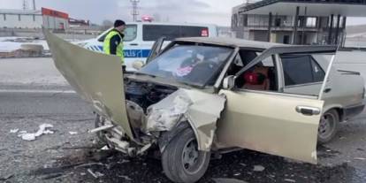 Kars Sanayi Kavşağı’nda Kaza: 3 Yaralı