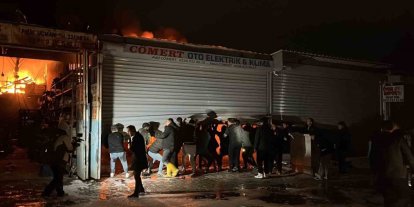 Alevlere teslim olan iş yerlerindeki araçları kurtarmak için zamanla yarıştılar