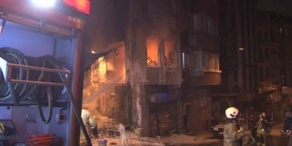 Beyoğlu’nda 4 katlı binada yangın çıktı: Bina sakini 2 kişi çatıya sığındı