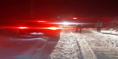 Bağ evine gitmek isterken mahsur kalan 2 şahsın yardımına polis yetişti