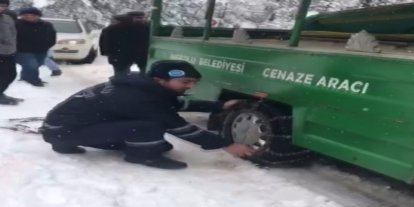 Karda mahsur kalan cenaze aracı için seferber oldular