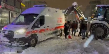 Yüksekova’da kara saplanan ambulansın imdadına karla mücadele ekipleri yetişti