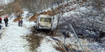 Taraftarları taşıyan minibüs şarampole kaydı