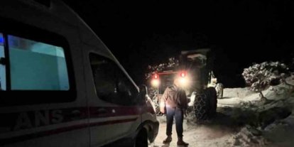 Karda mahsur kalan ambulansı, ekipler kurtardı